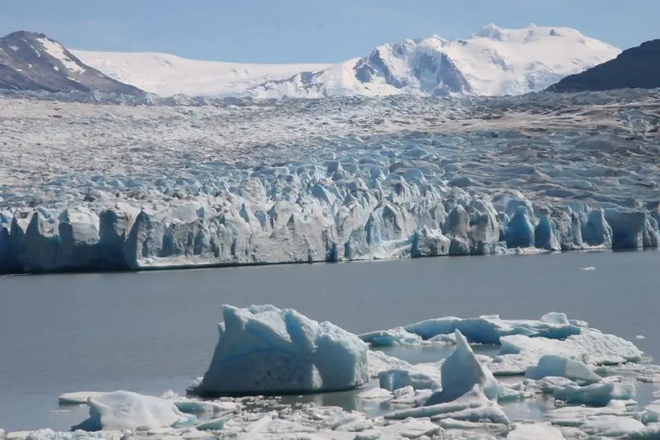 Blue icebergs floating on Lago Grey with the glacier face in the distance