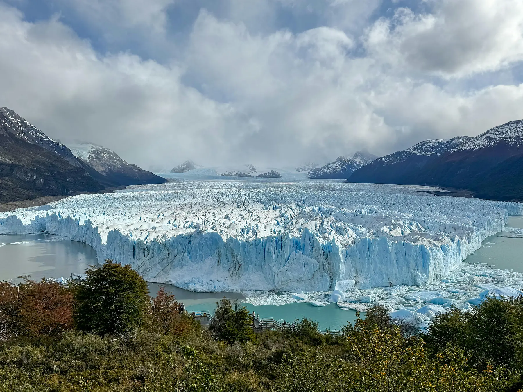 Road to El Calafate through the Patagonian steppe