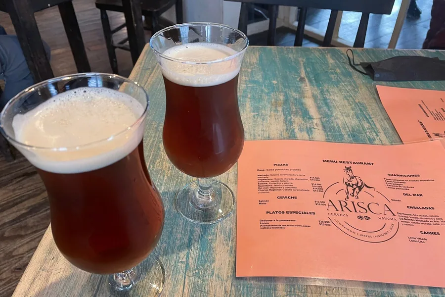 Local beer and pub food representative of Cerveza Arisca