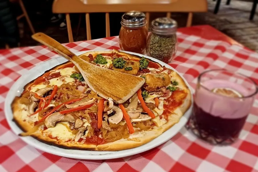 Pizza and craft beer representative of Mamma Gaucha in Coyhaique